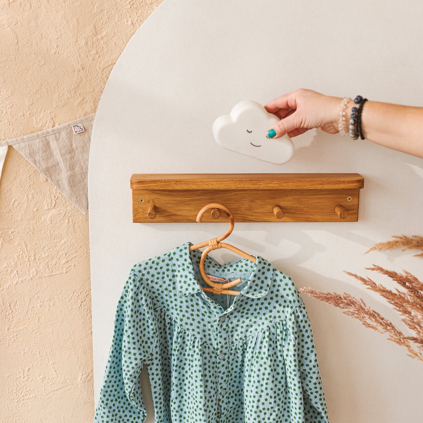 🪵 Wooden Coat Hooks with Floating Shelf